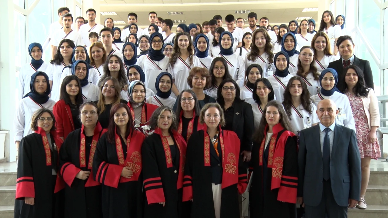 Hemşirelik Fakültesi öğrencilerine yaka kartları takıldı